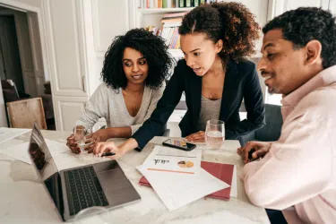 Comment protéger efficacement son activité professionnelle : les assurances incontournables pour les indépendants et entrepreneurs