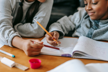 Quand la vie professionnelle bouscule la scolarité des enfants : trouver un équilibre réaliste