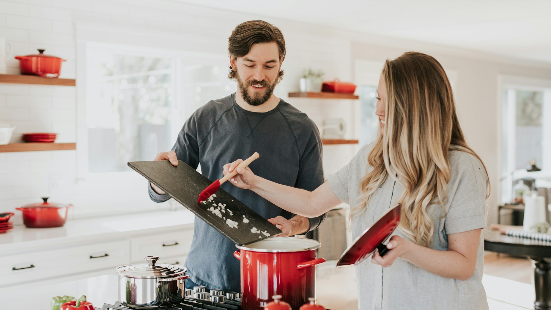 chef cuisinier en action dans une cuisine professionnelle