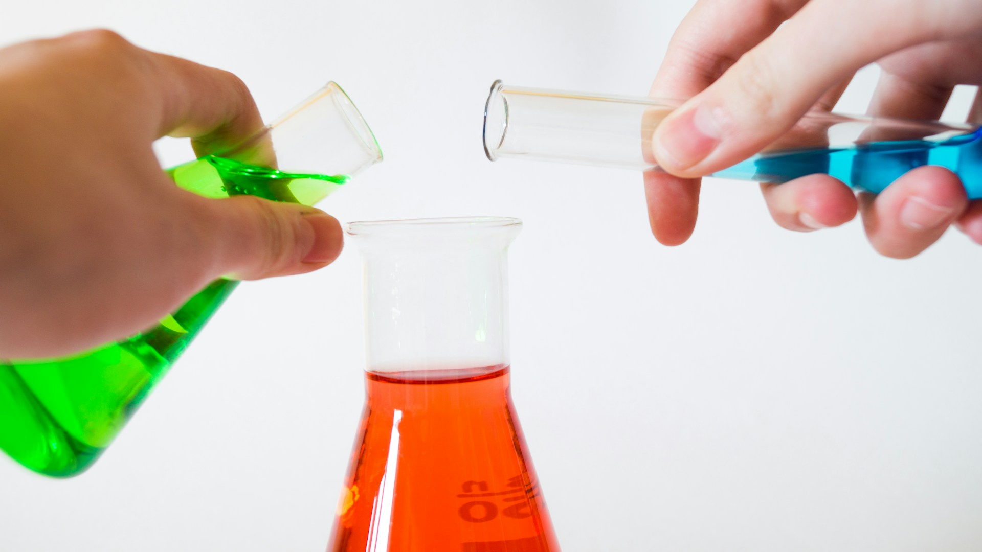 chimiste en laboratoire réalisant une analyse