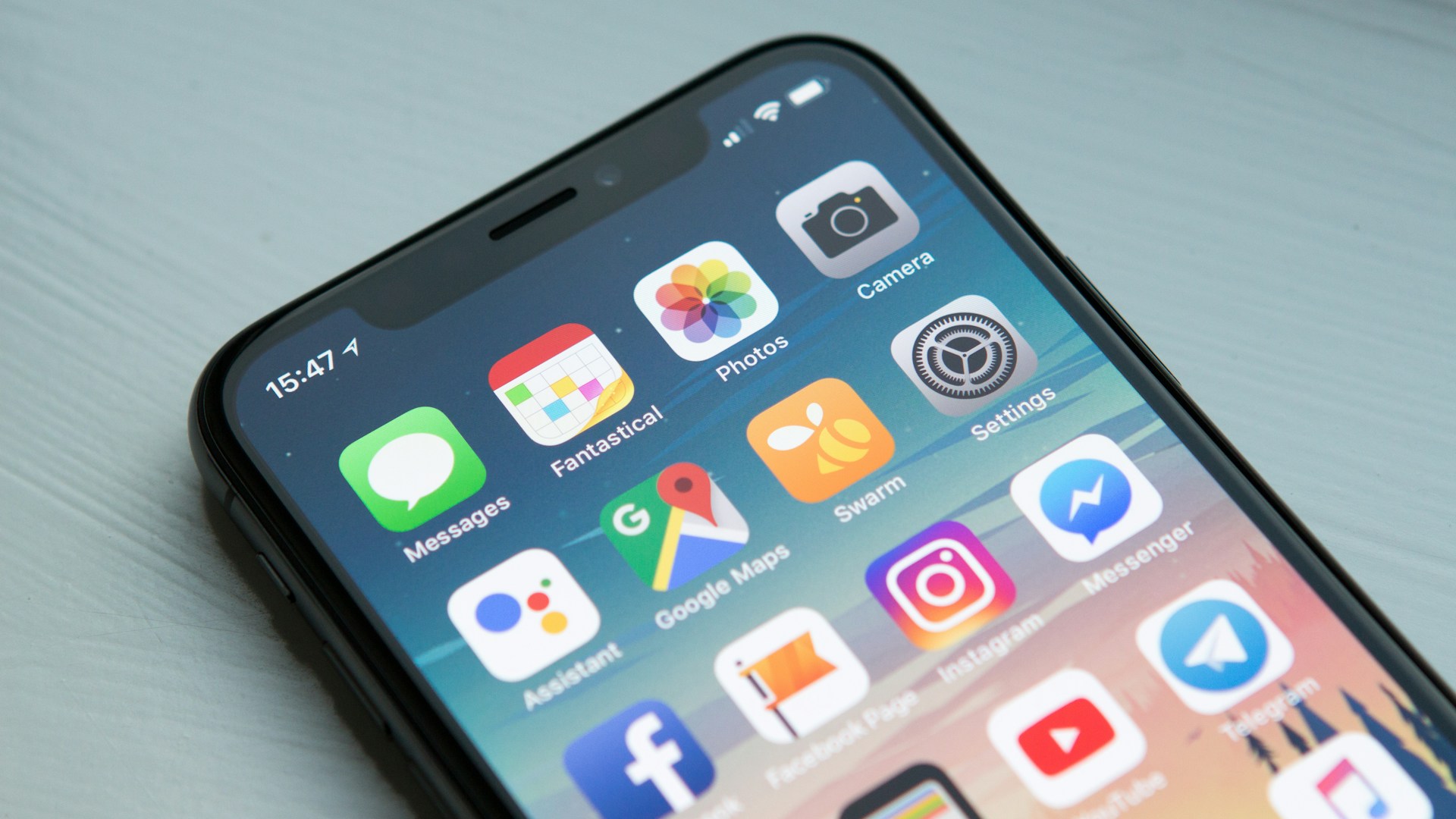 Développeur mobile travaillant sur une application smartphone Développeur mobile travaillant sur une application smartphone
