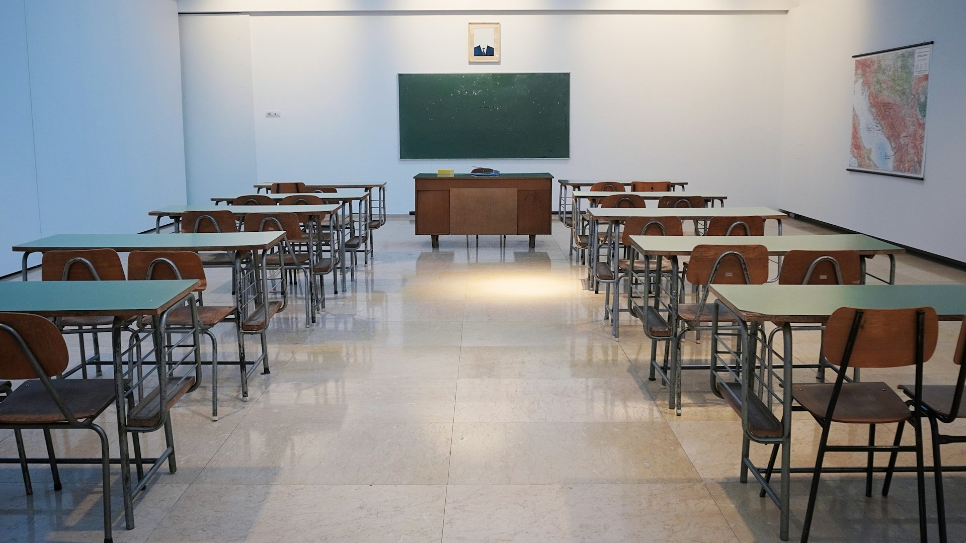 Directeur d'établissement scolaire dans son bureau Directeur d'établissement scolaire dans son bureau