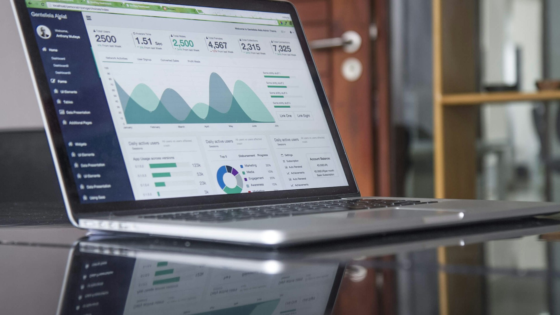 Directeur marketing analysant une stratégie sur tableau