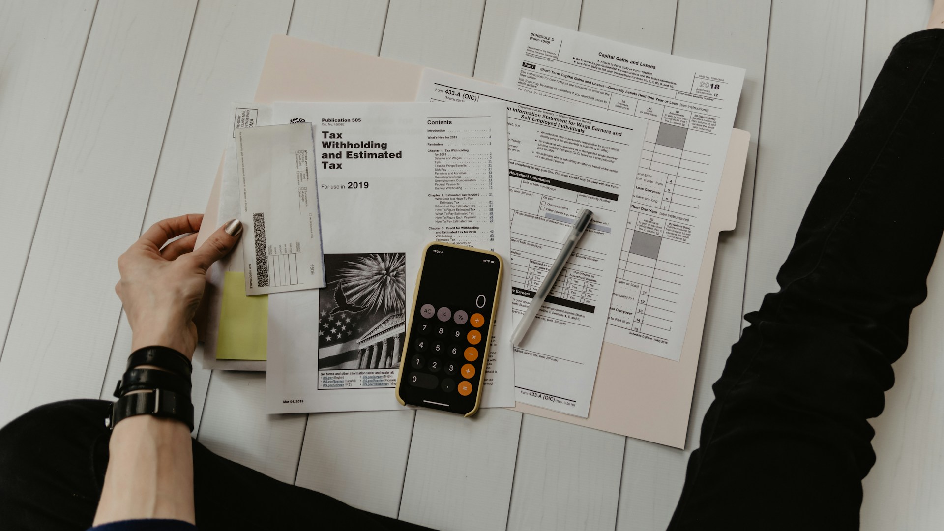 Économiste analysant des données économiques