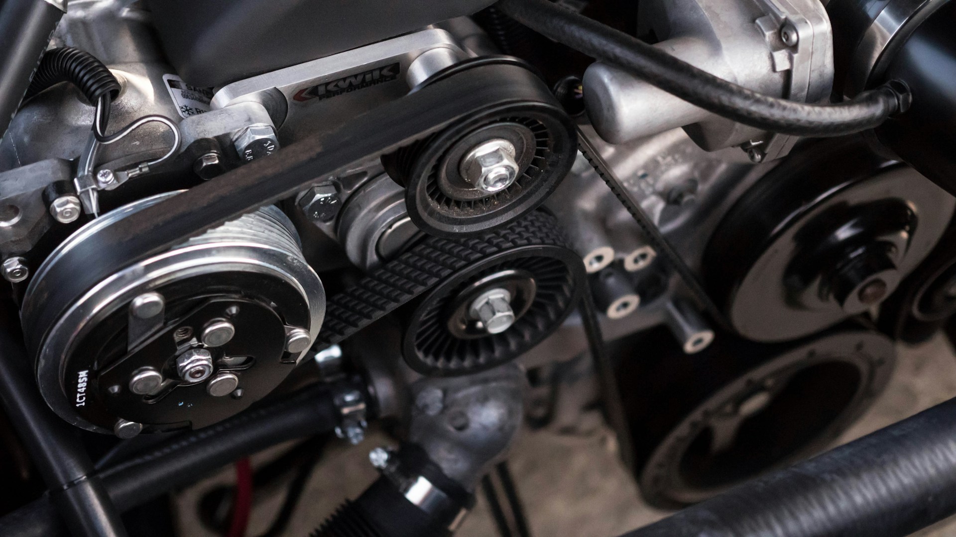 Électricien automobile diagnostiquant un véhicule en atelier