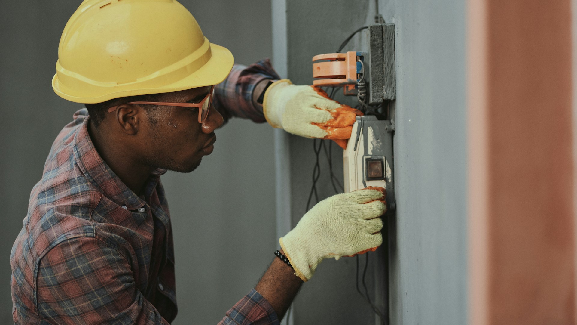 Électricien installant un tableau électrique sur un chantier