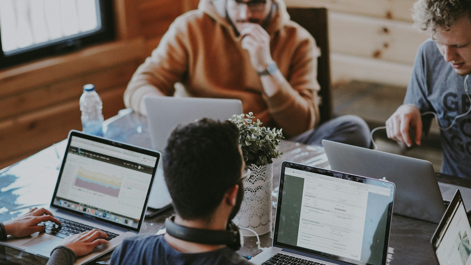 Ergonome analysant un poste de travail