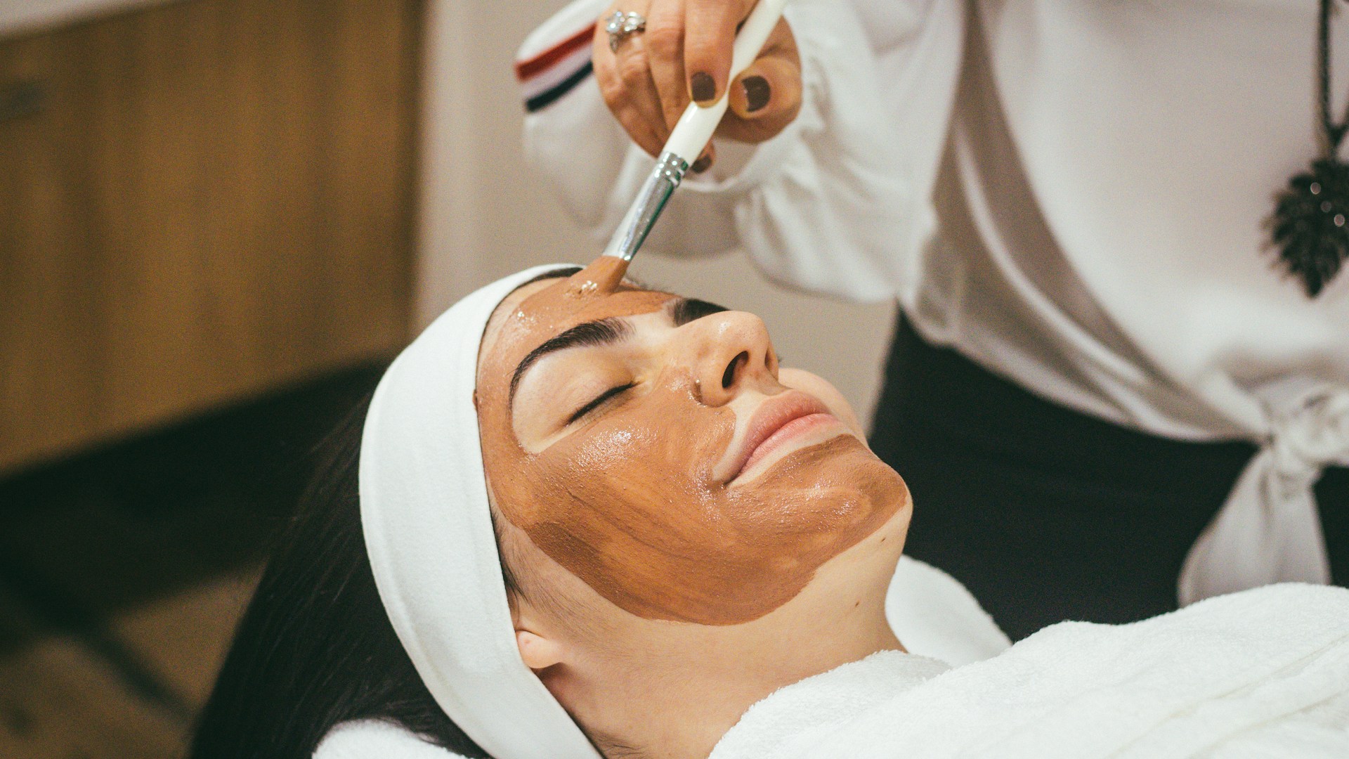 Esthéticienne réalisant un soin du visage