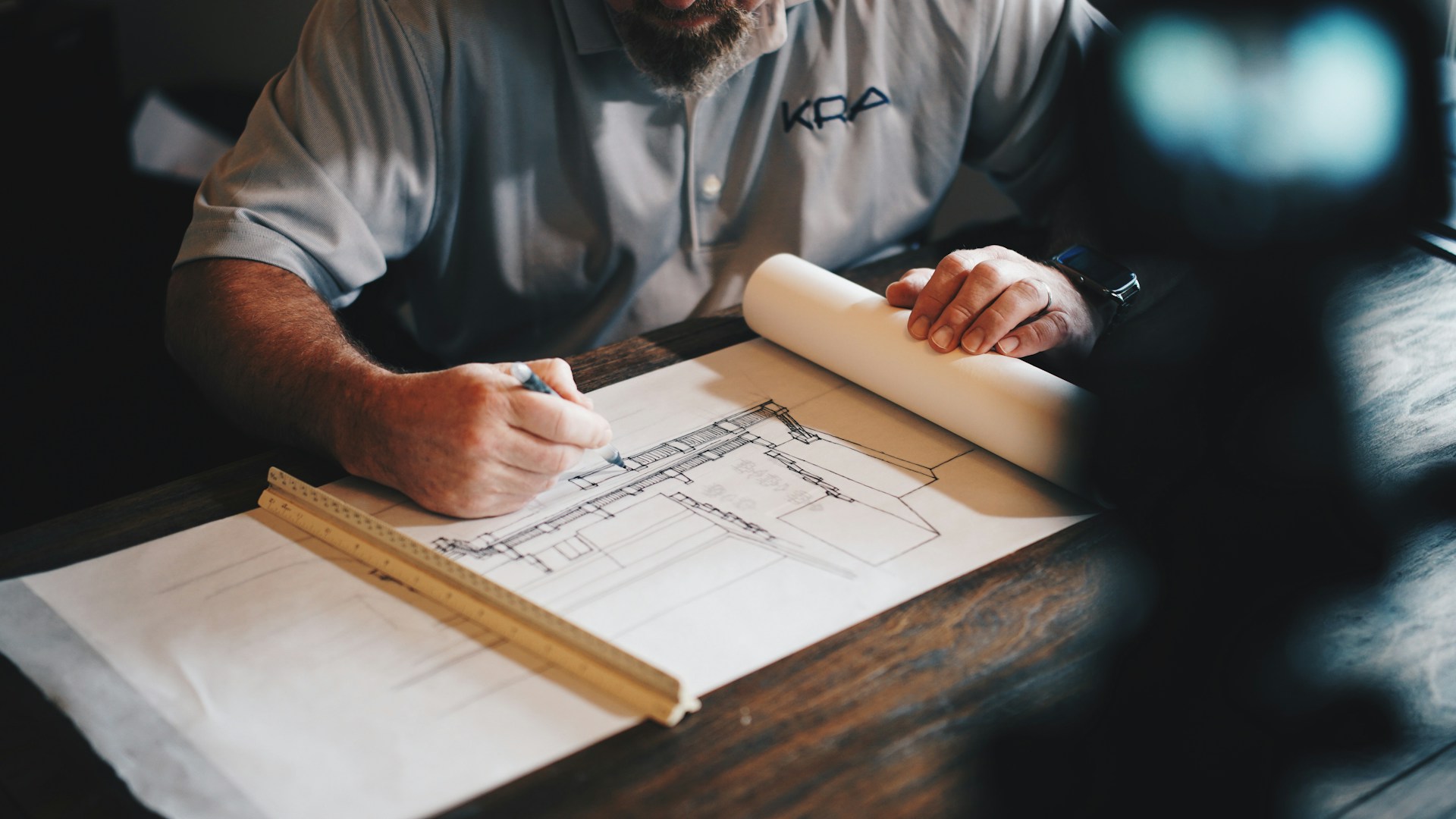 Expert en bâtiment inspectant une construction