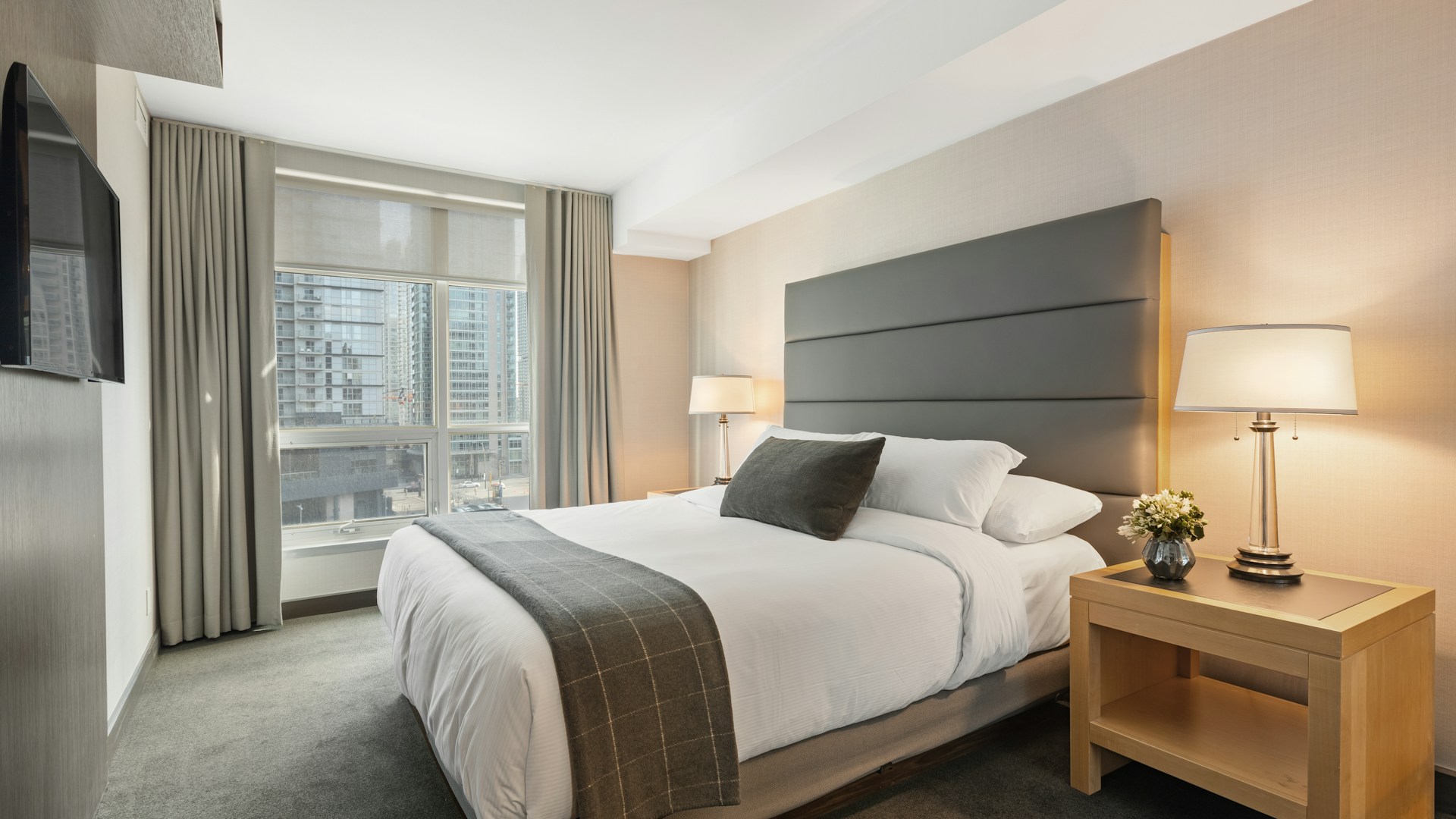 gouvernante d'hôtel supervisant une chambre