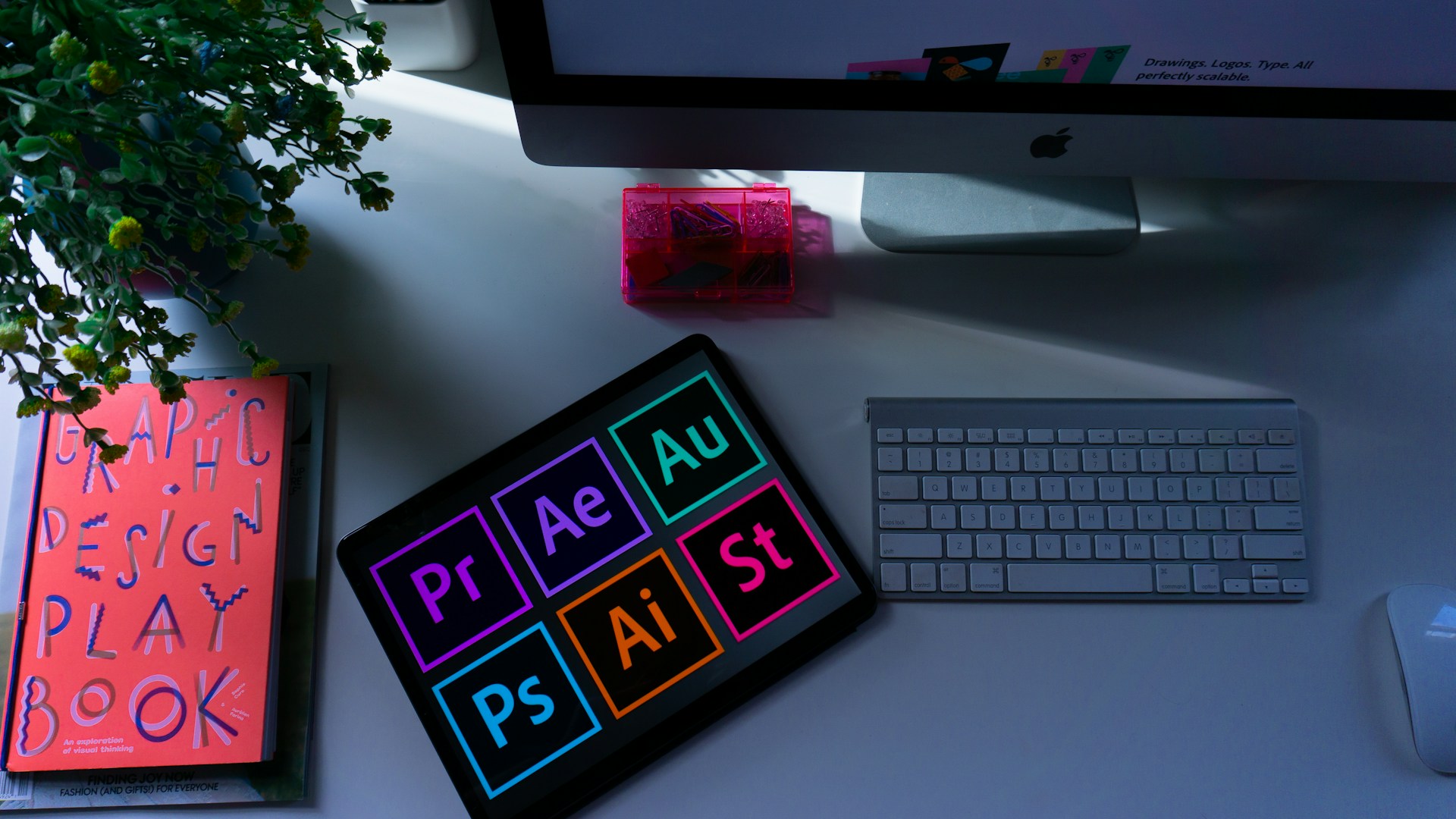 graphiste travaillant sur une tablette graphique