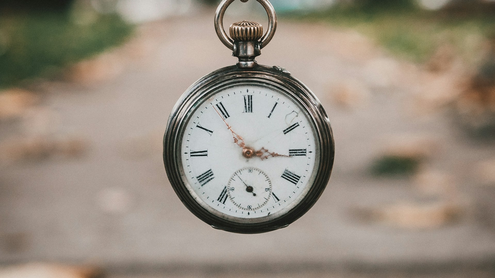 horloger réparant une montre à l'établi