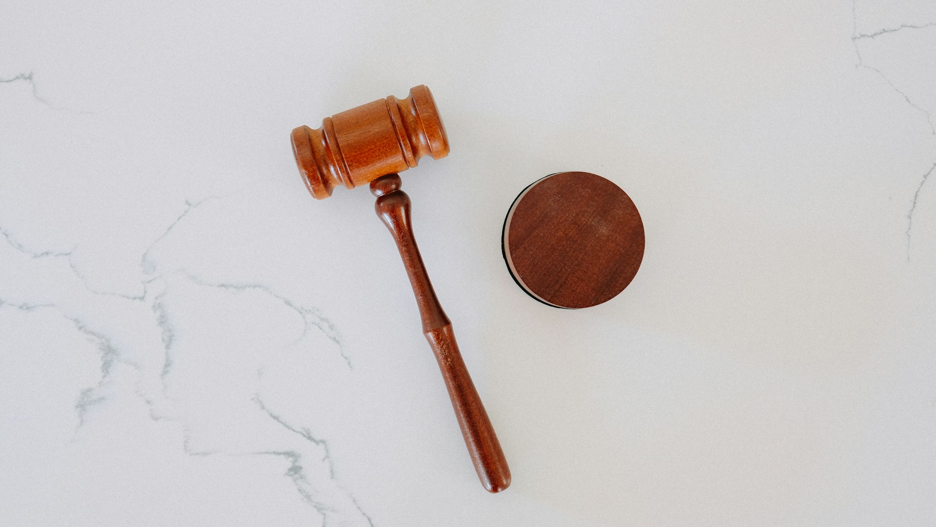 commissaire de justice signifiant un acte officiel