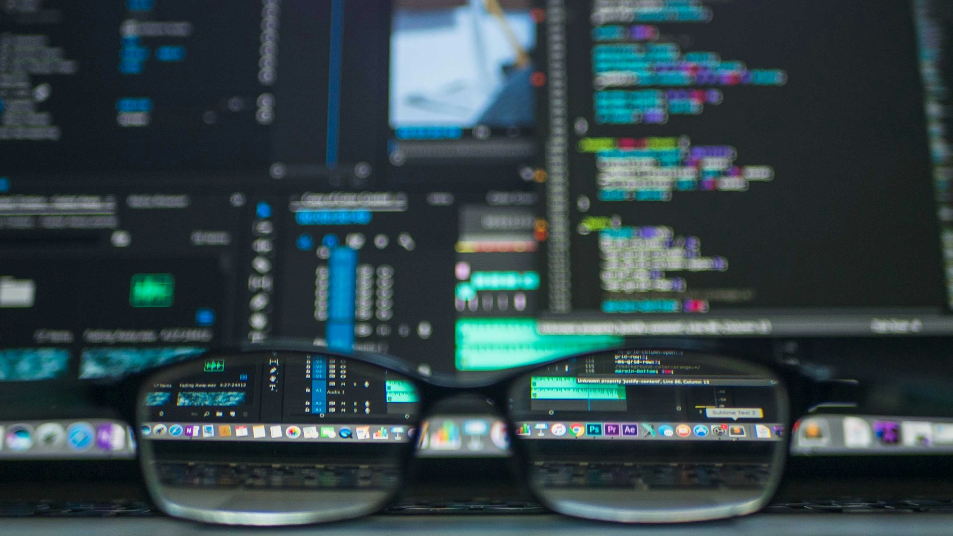 informaticien devant un écran de code