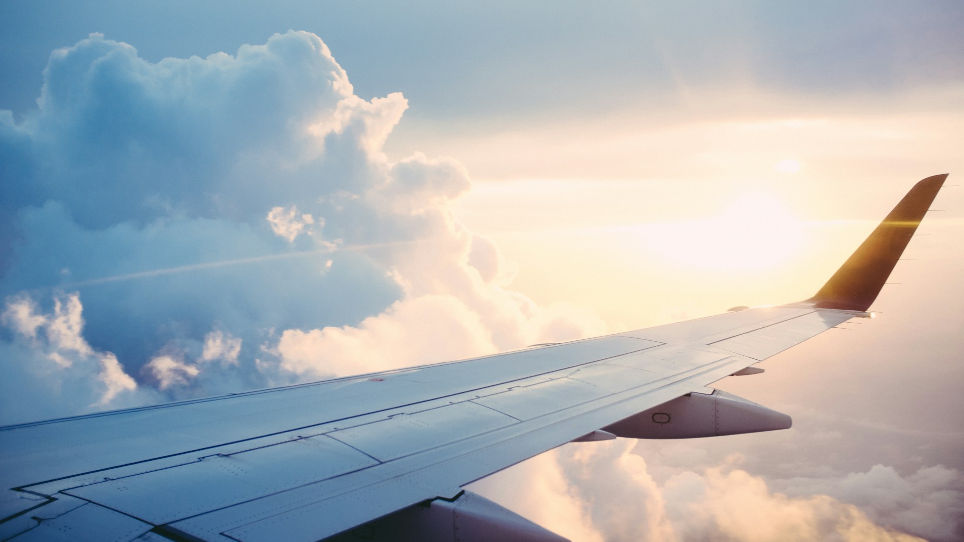 Ingénieur en aéronautique travaillant sur un avion
