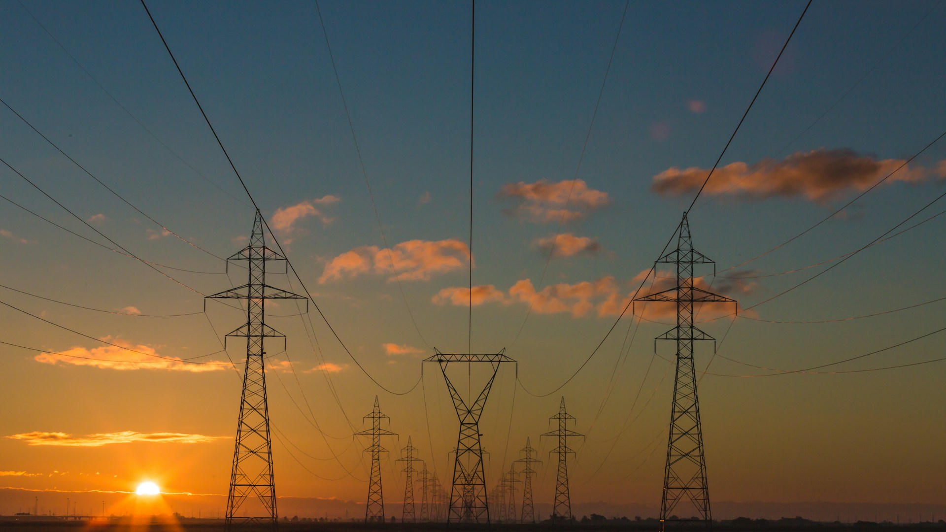 Ingénieur énergie travaillant sur des installations d'énergies renouvelables
