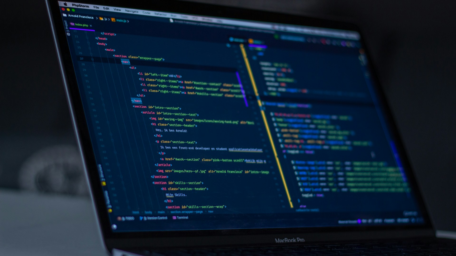 Ingénieur informatique travaillant sur du code