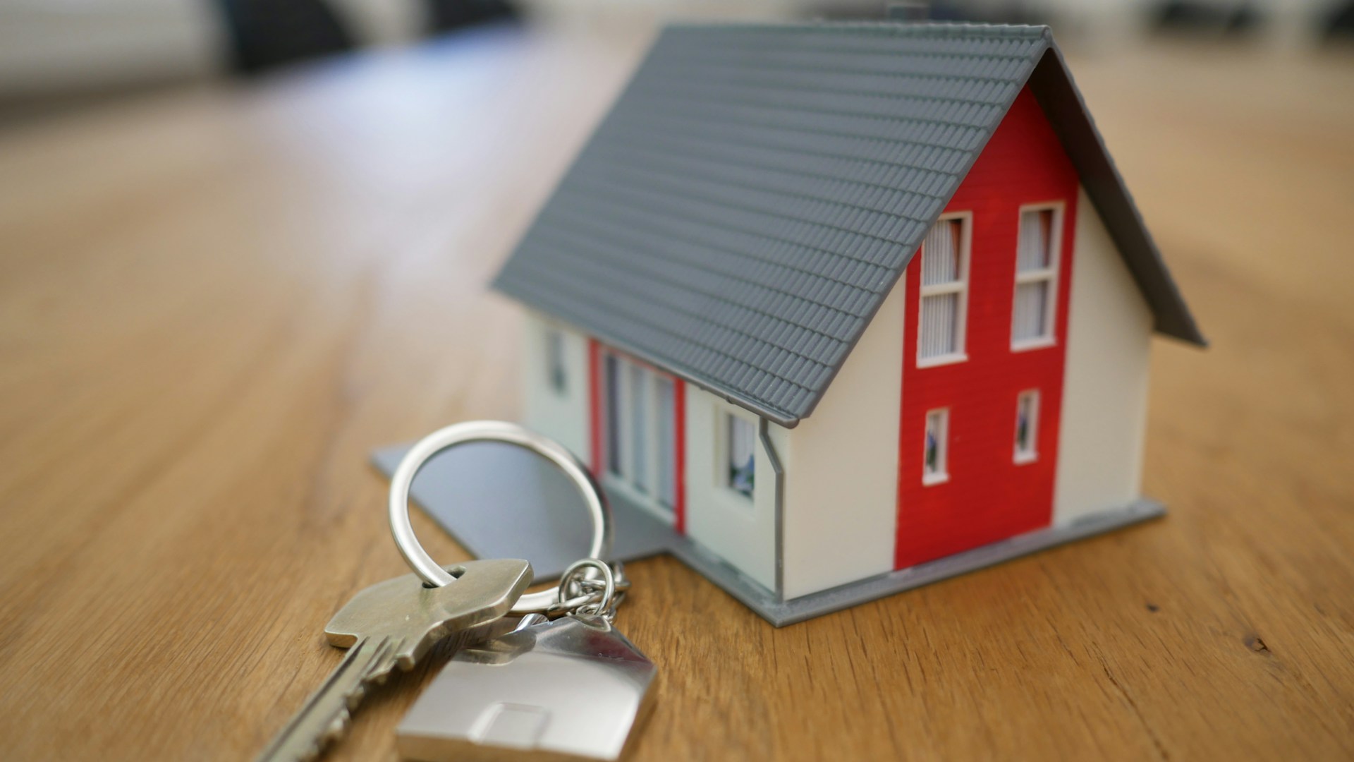 Juriste immobilier analysant des documents de propriété