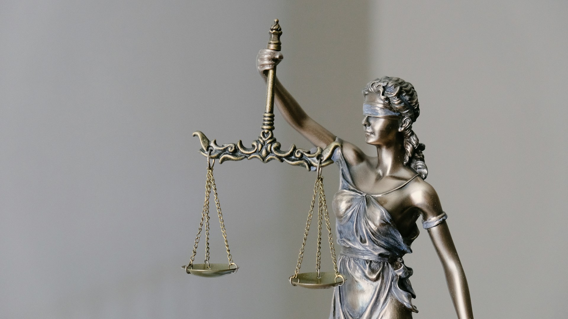 Livres de droit et marteau de justice