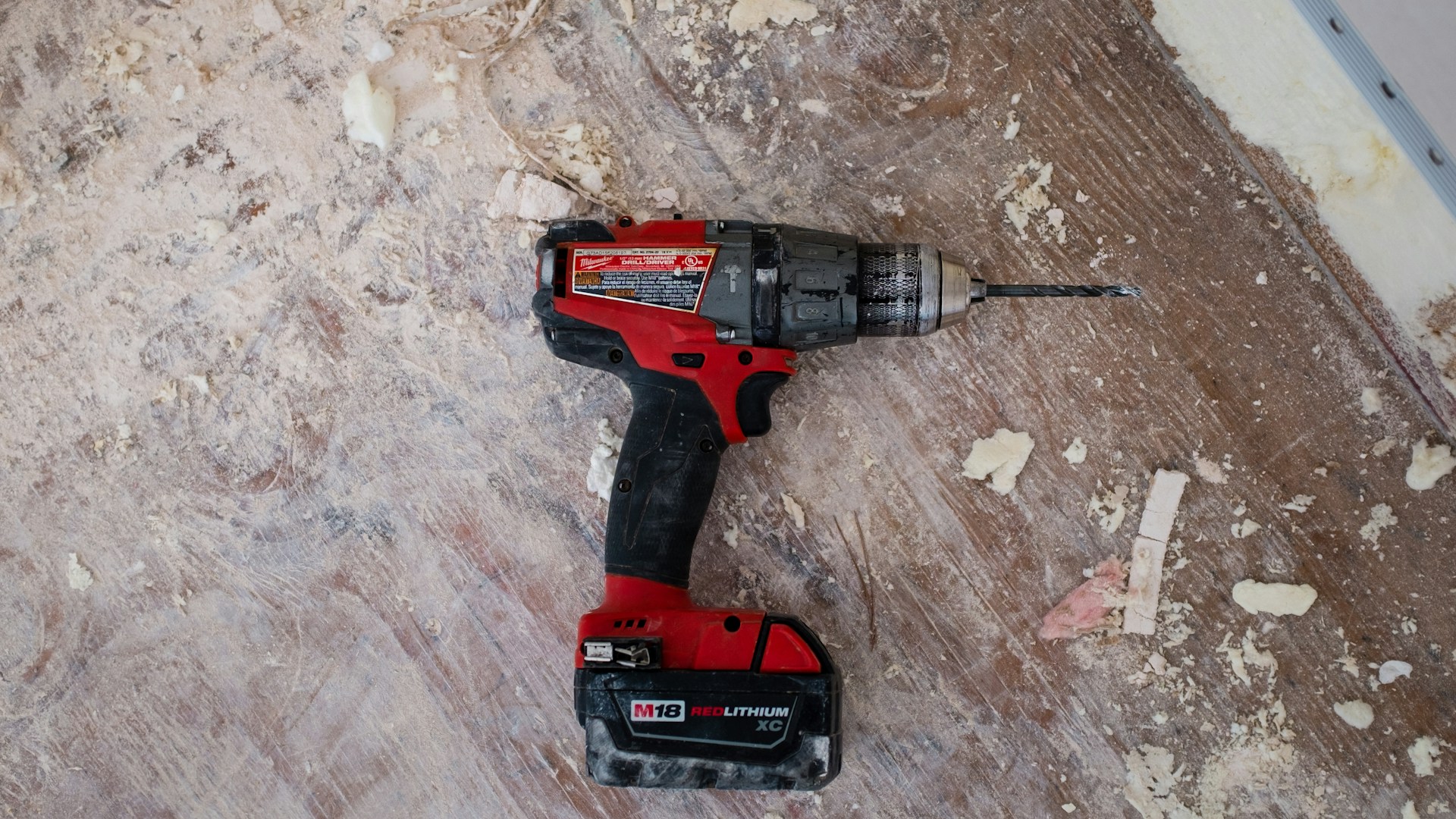 menuisier travaillant le bois en atelier