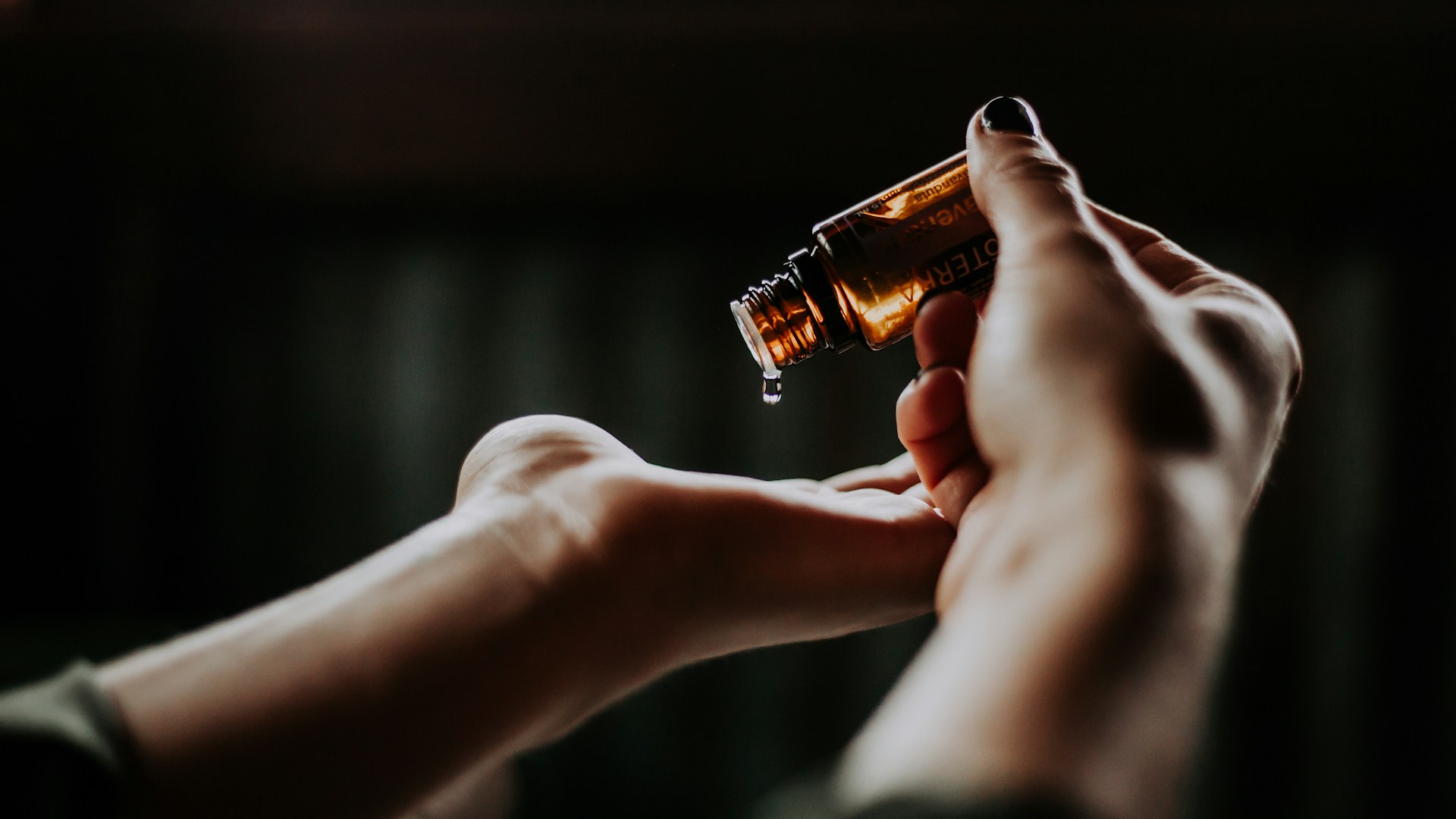 naturopathe entouré de plantes médicinales et d'huiles essentielles