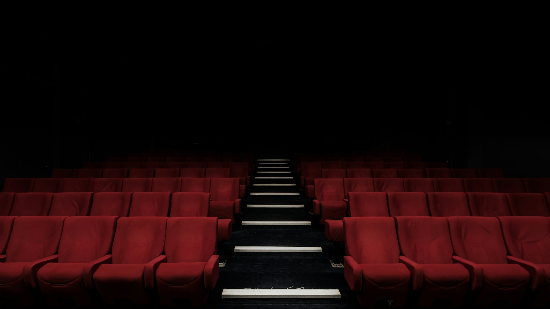 grande salle de cinéma avec écran de projection