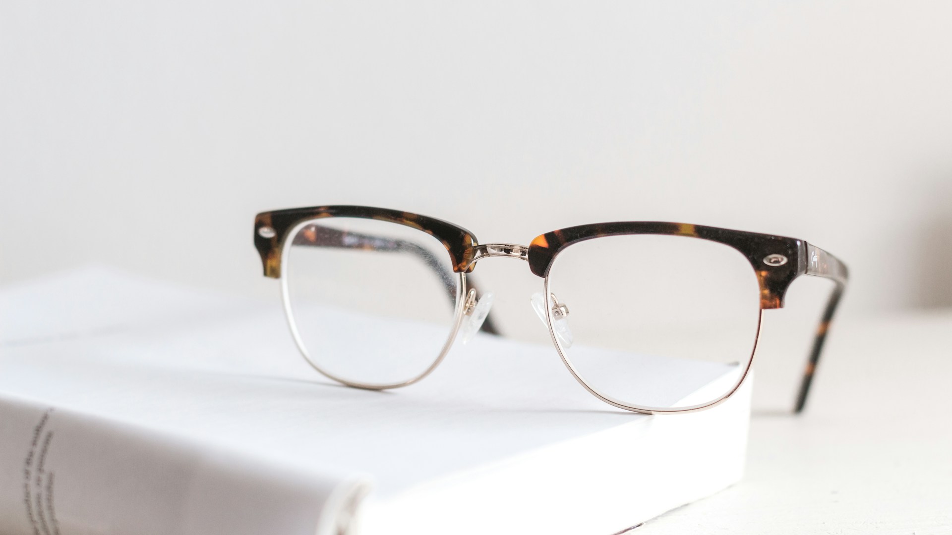 opticien-lunetier ajustant des lunettes pour un client