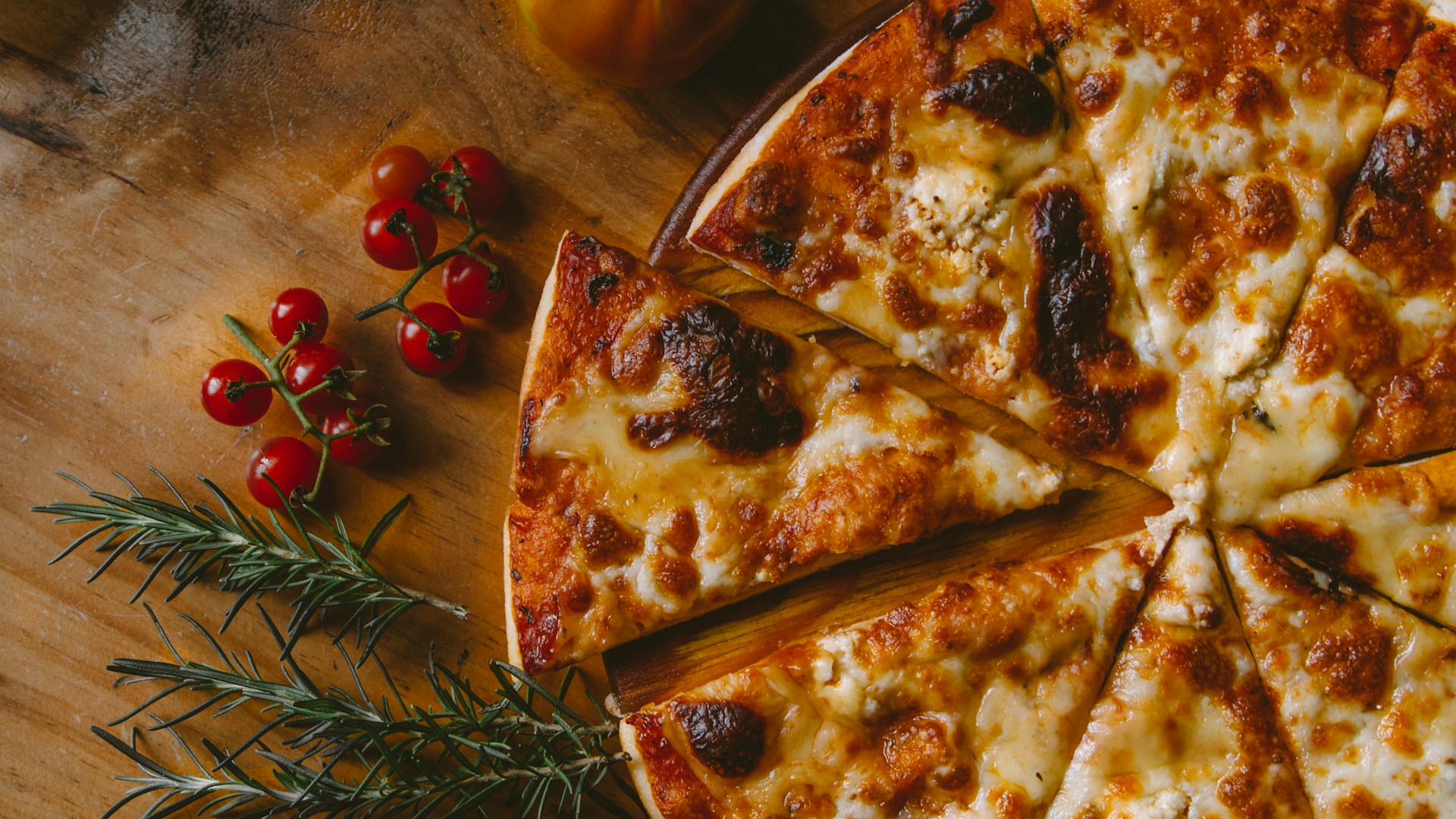 pizzaiolo étalant une pâte à pizza dans une pizzeria