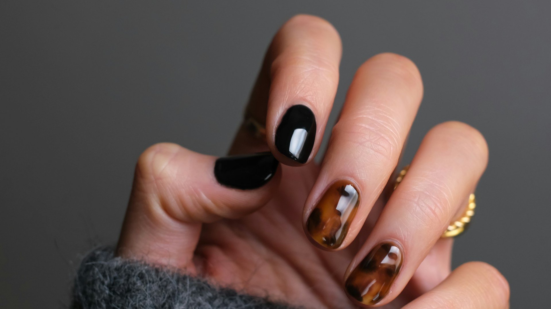 Pose de gel par une prothésiste ongulaire