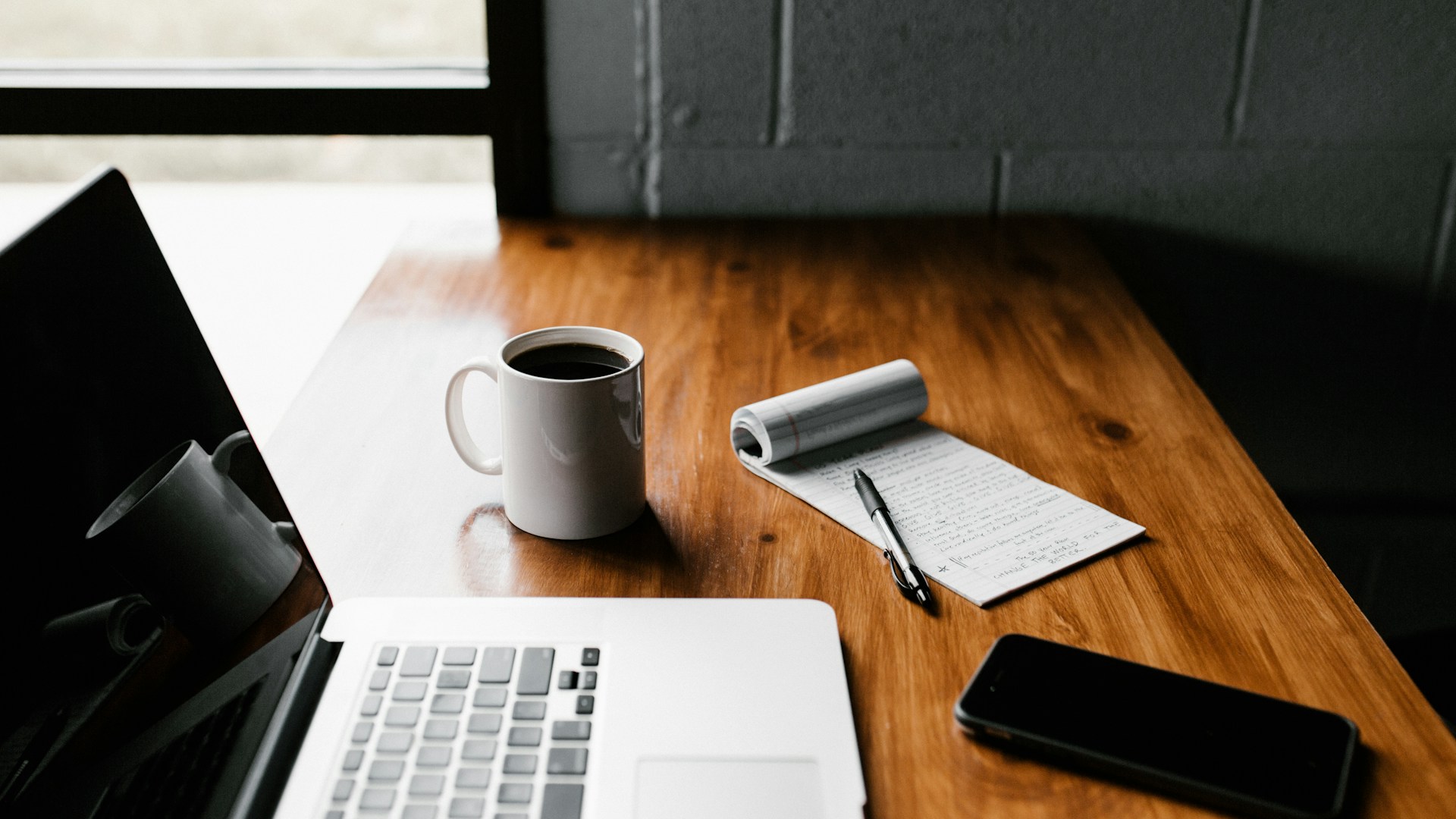 Rédacteur web travaillant sur son ordinateur
