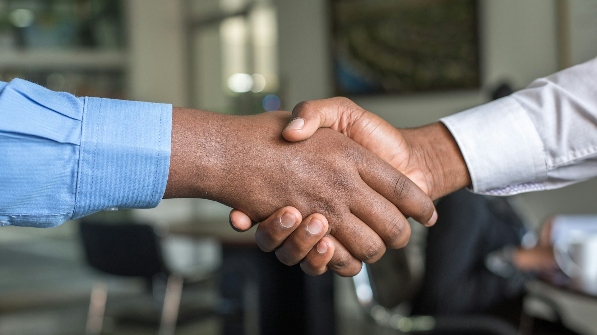 Responsable RH en réunion avec des collaborateurs