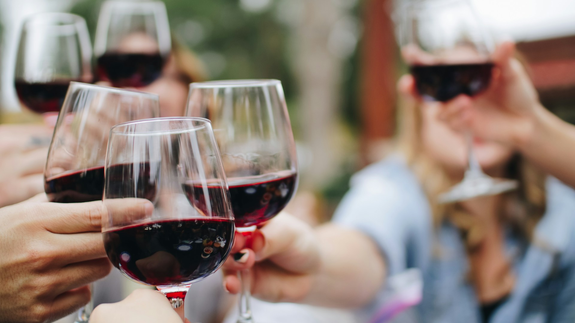 Sommelier service du vin restaurant