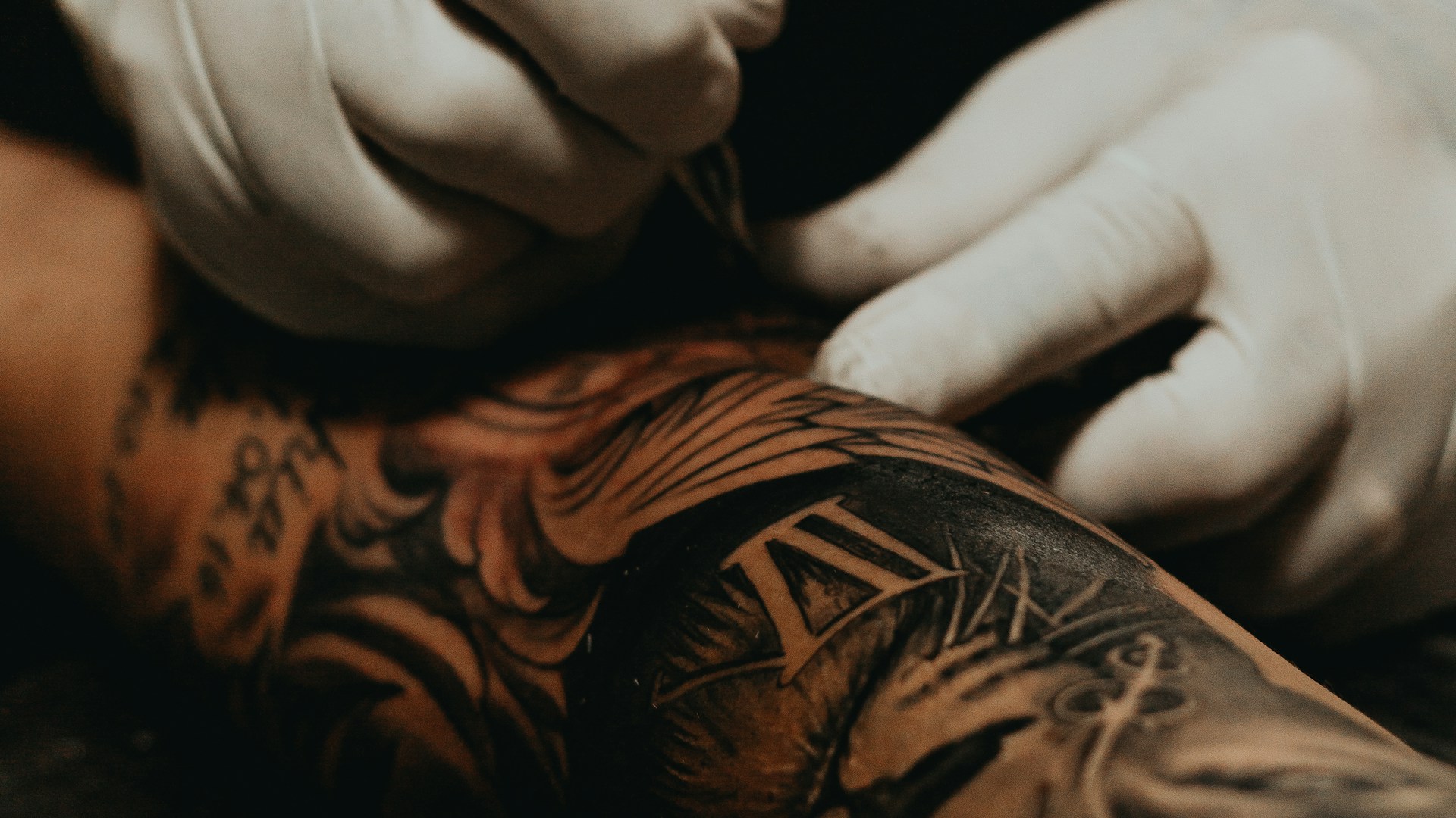Tatoueur salon de tatouage artiste