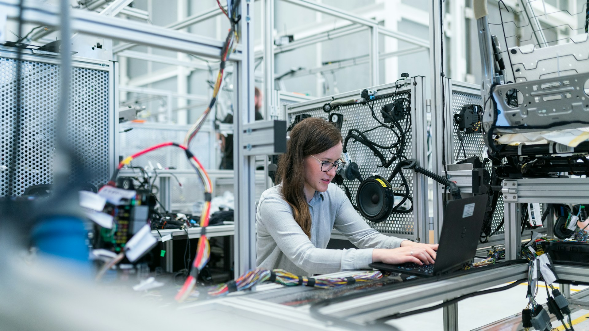 Tourneur-fraiseur travaillant sur une machine à commande numérique