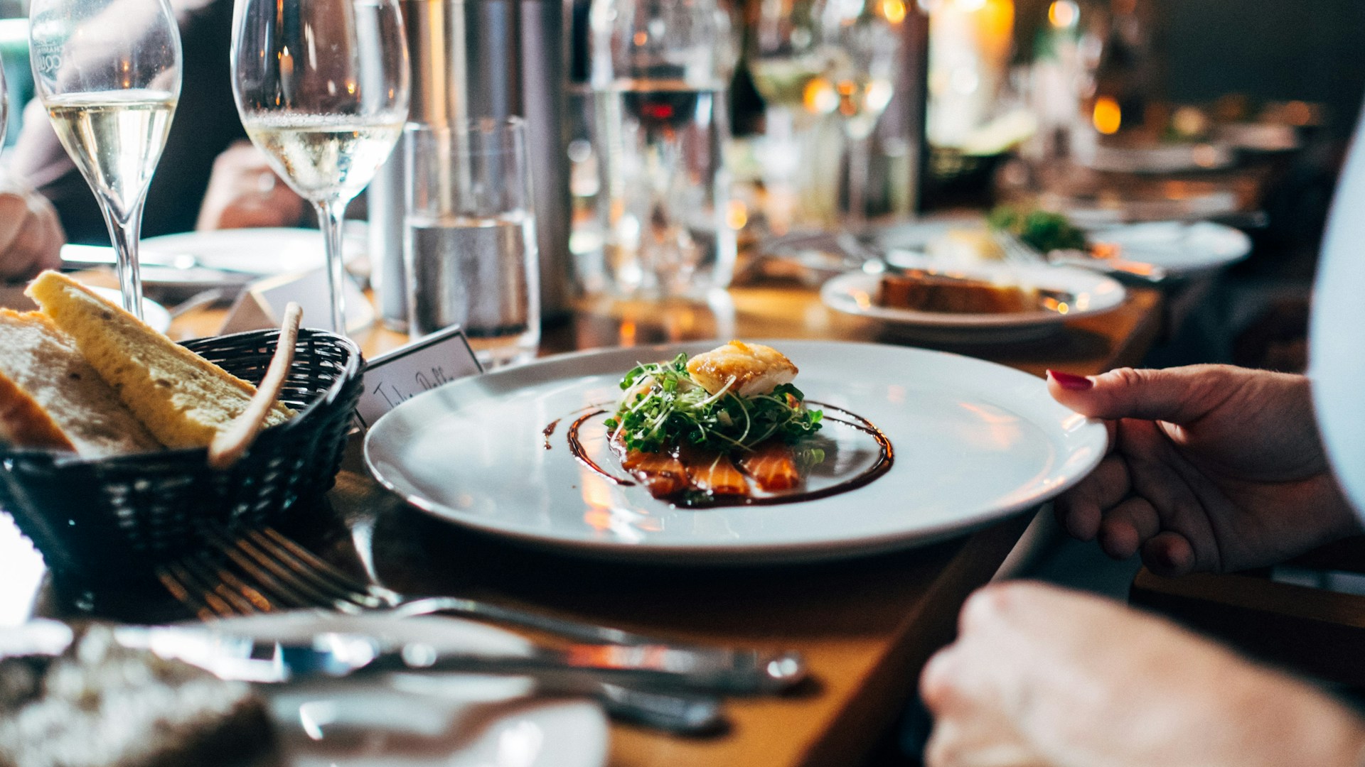 Traiteur préparant un buffet gastronomique pour une réception