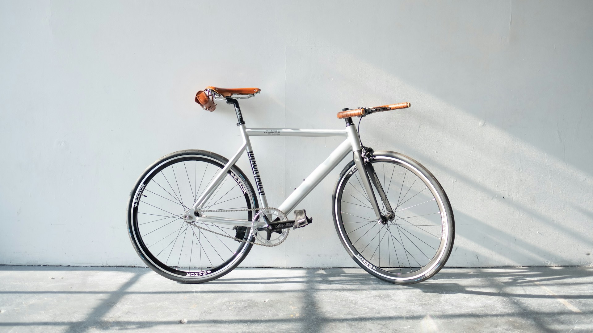 Vélociste réparant un vélo à assistance électrique