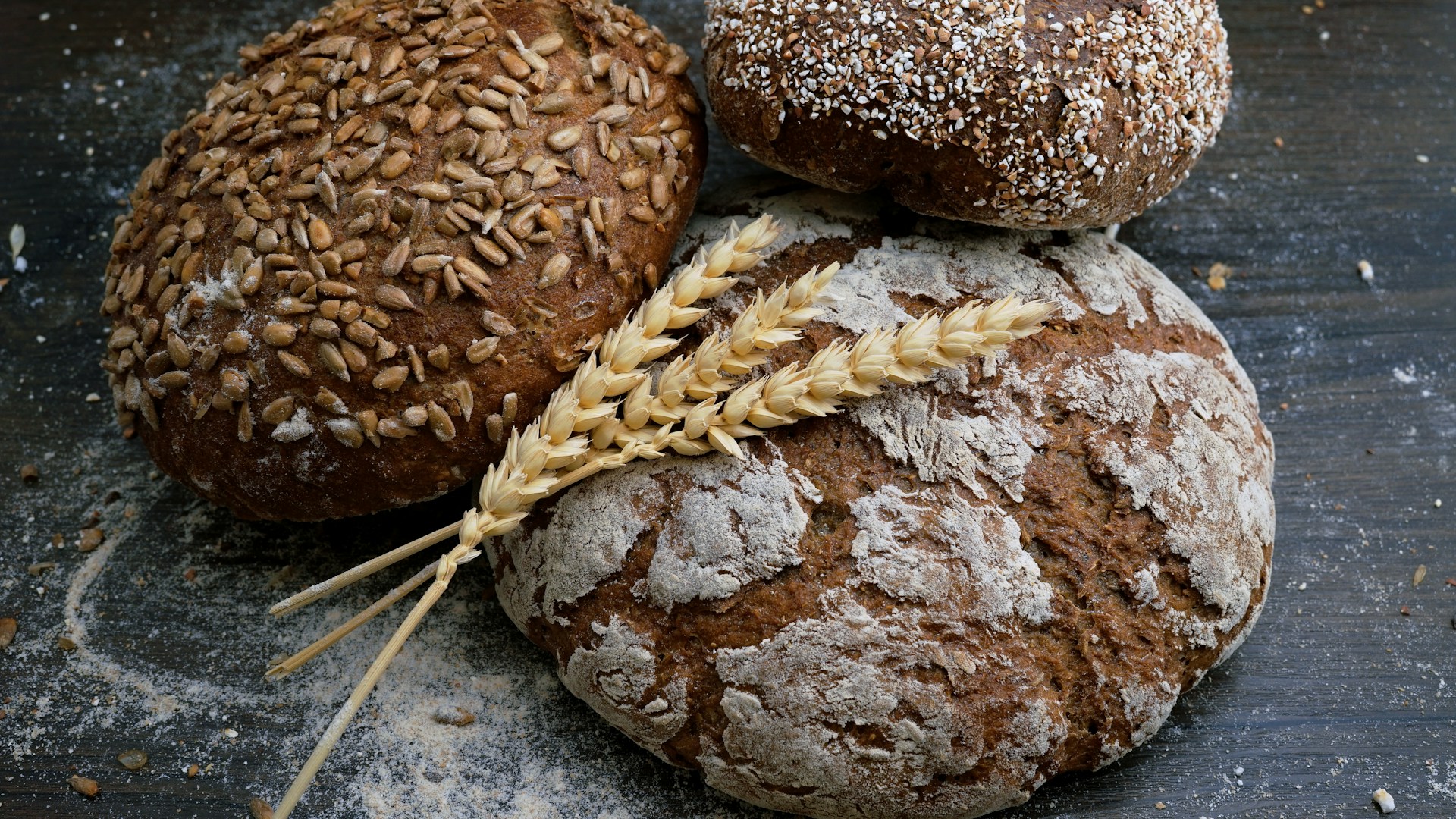 Vendeuse en boulangerie servant des viennoiseries à un client