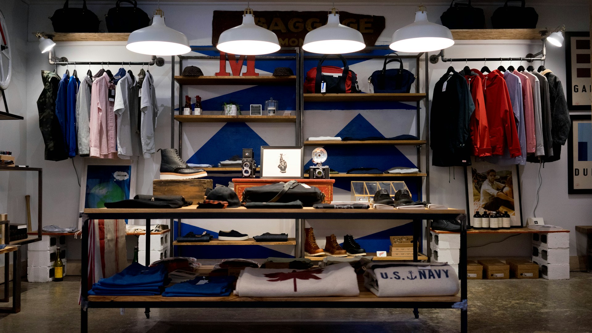 vitrine de magasin aménagée par un visuel merchandiser