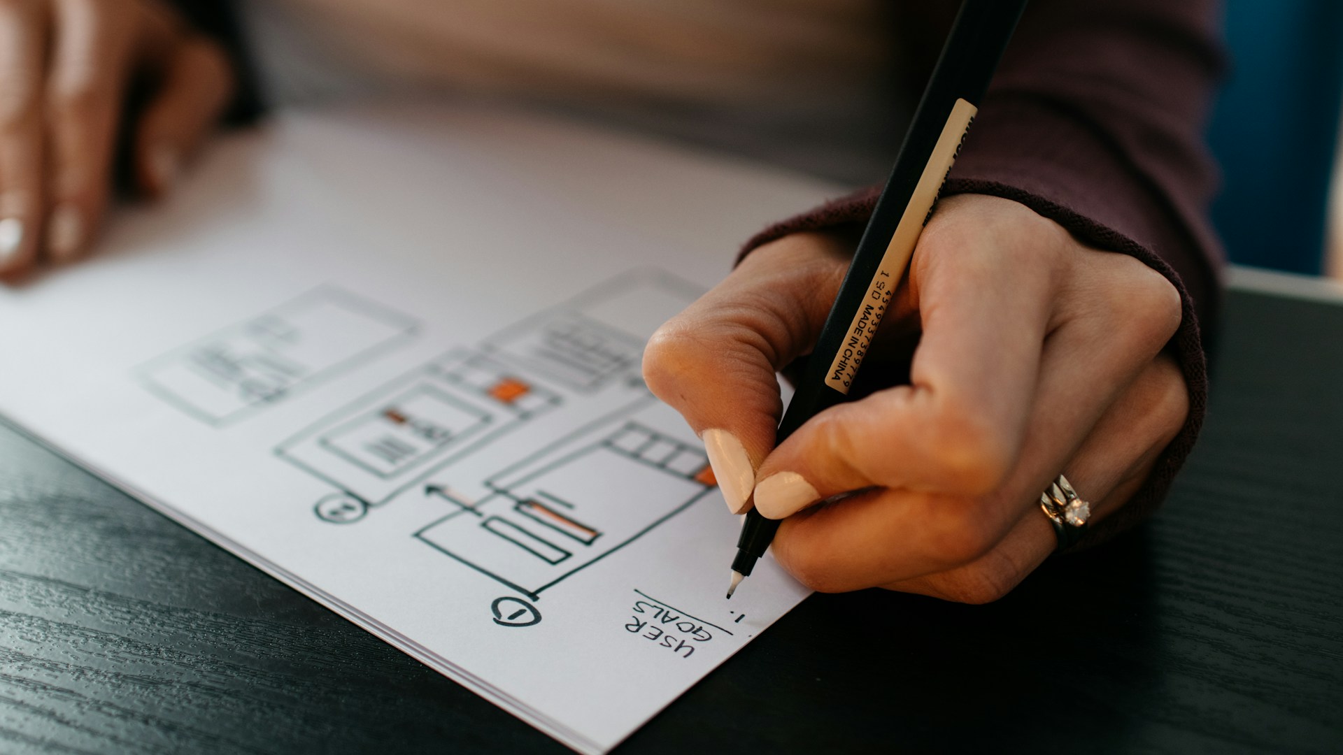webdesigner créant une interface sur ordinateur