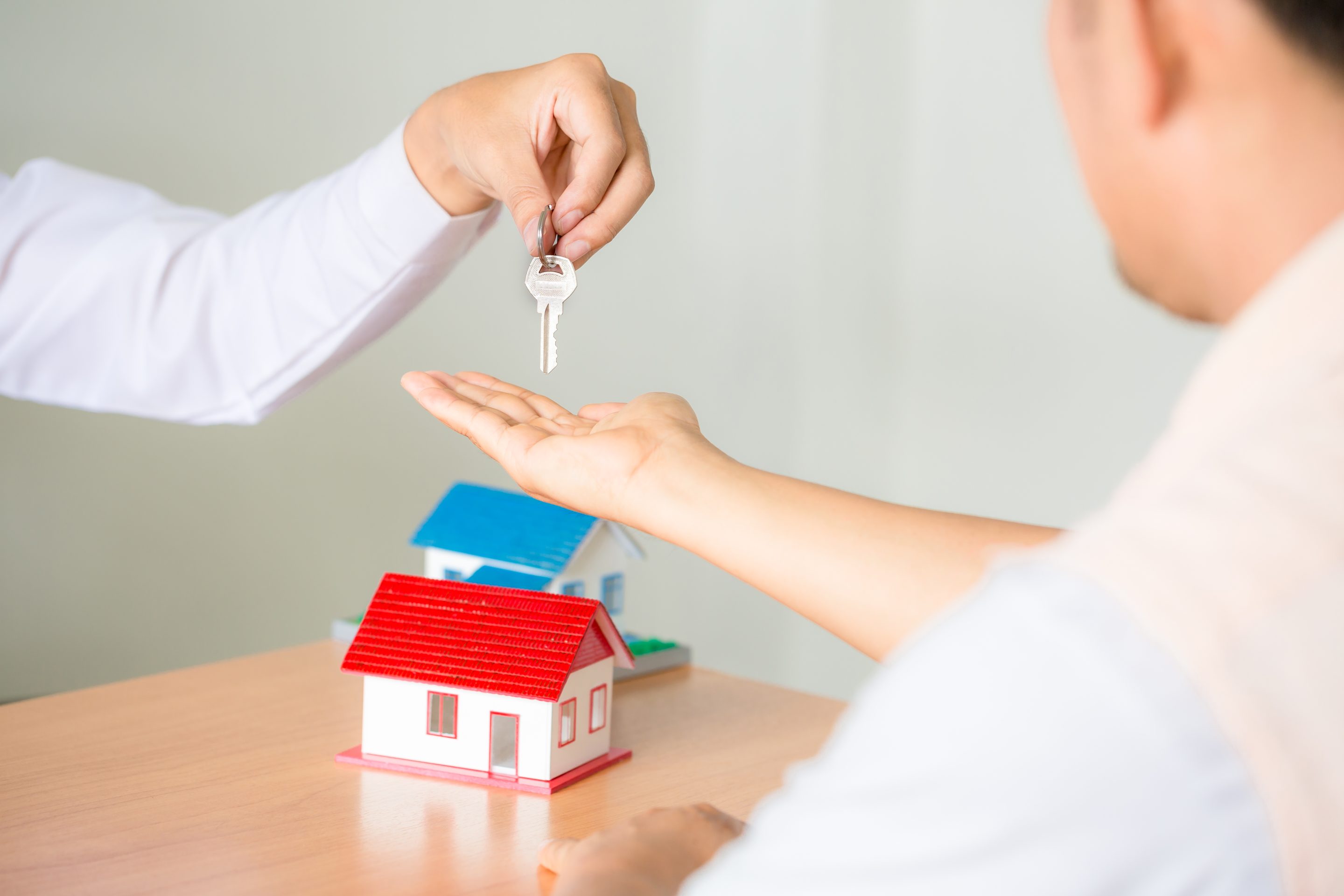 Agent immobilier remettant les clés à un client après signature du contrat