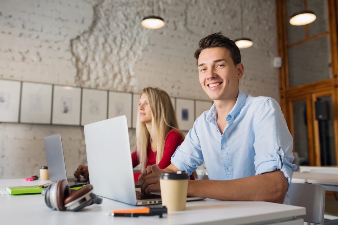 Jeunes entrepreneurs travaillant dans un espace de coworking