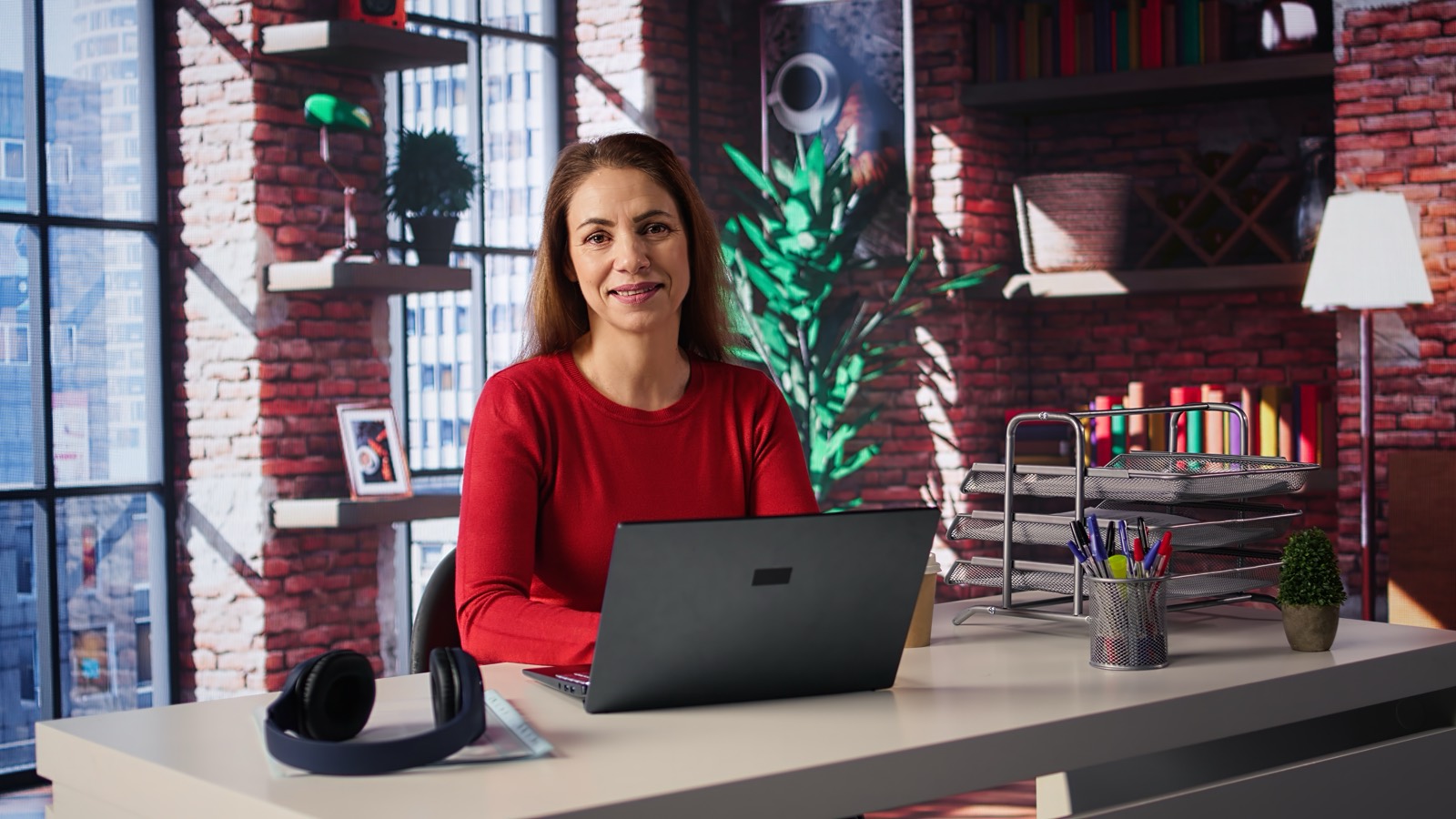 Jeune independante travaillant sur une plateforme freelance depuis chez elle