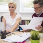 Equipe de bureau au travail dans un service RH