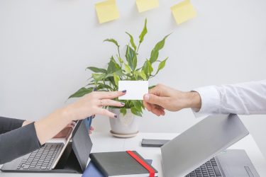 Cartes cadeaux aux salariés : ce que l&rsquo;URSSAF exonère vraiment en 2026