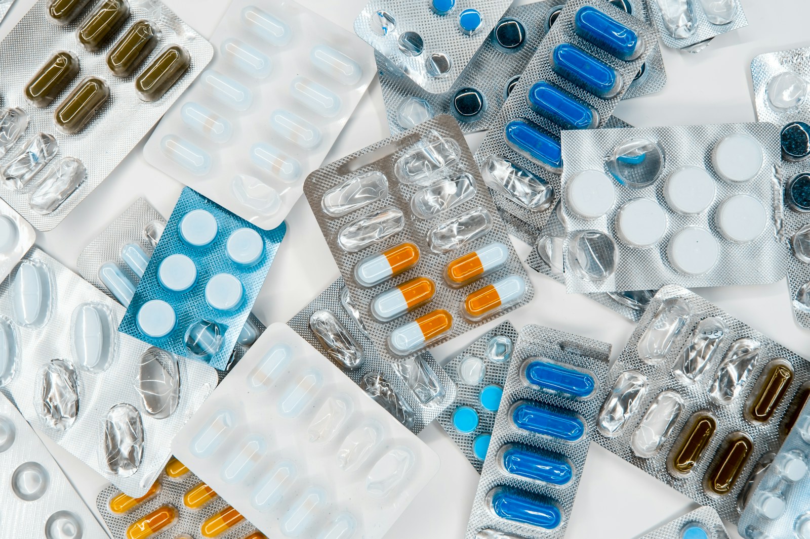Pharmacien hospitalier contrôlant une poche de préparation stérile dans l'unité de pharmacie d'un hôpital